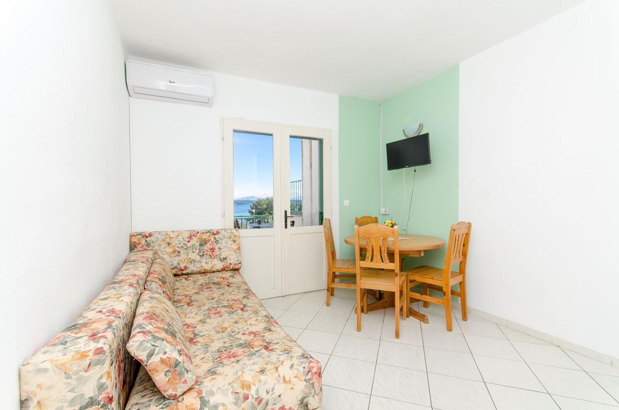 Laguna Apartment *